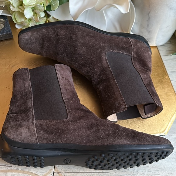 Tod’s Chelsea Boot in Brown Suede